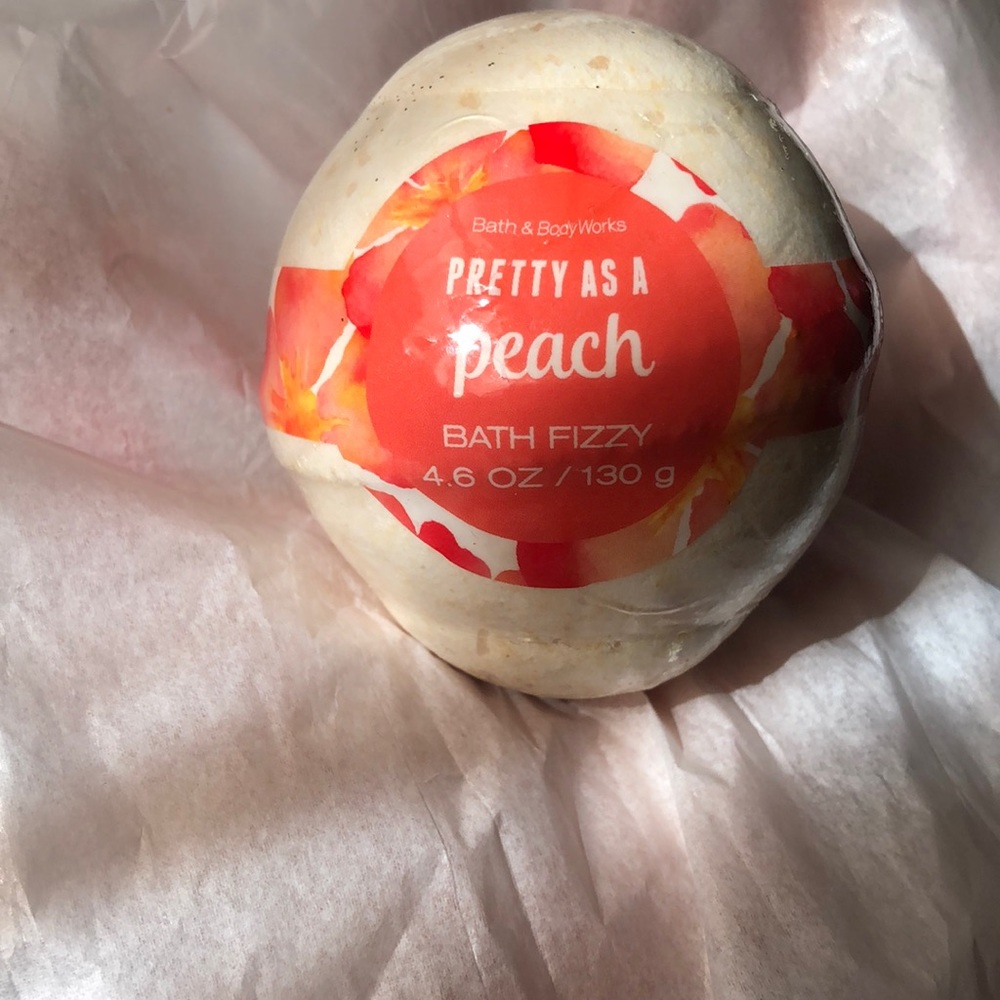 NWT Bath & Body Works Pretty As A Peach Bath Fizzy.  Discontinued item